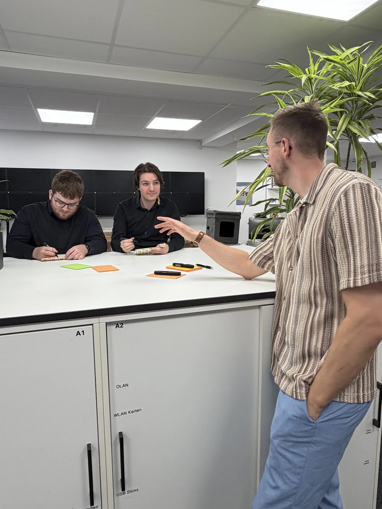 Junge Mitarbeitende in einem Entwicklungsgespräch